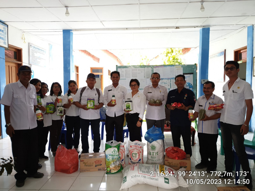 Dinas Ketahanan Pangan dan Perikanan Kabupaten Toba Menyerahkan Bantuan Benih Sayuran ke Desa Rawan Pangan