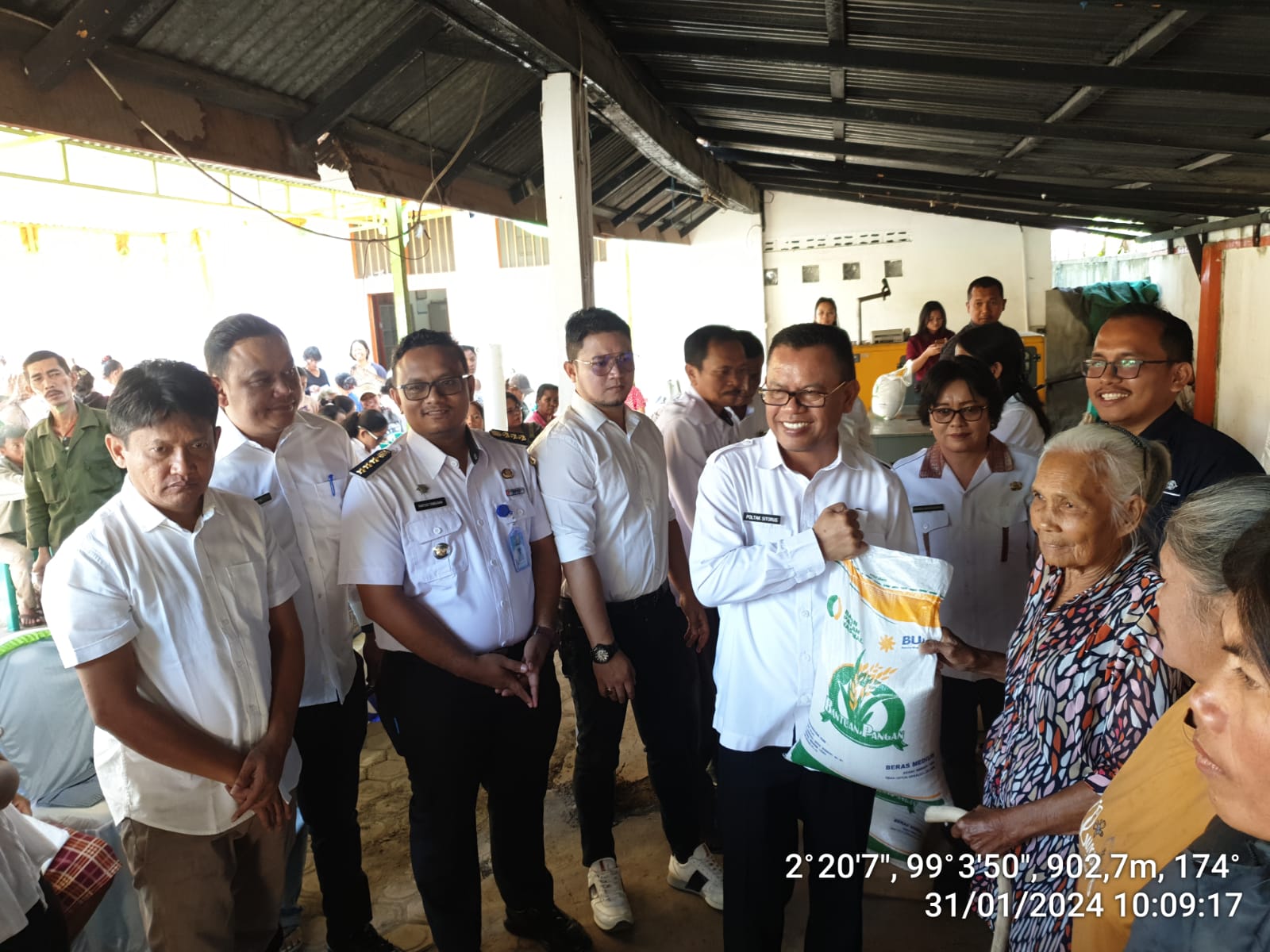 Penyerahan Bantuan Beras Cadangan Pemerintah Melalui Kantor Pos Kabupaten Toba Kecamatan Balige